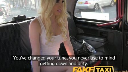 Блондинка платит за проезд натурой