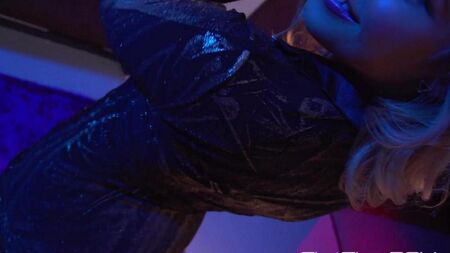 Kennedy Leigh сделала парню умопомрачительный минет