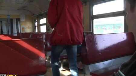 Пикап в поезде закончился домашней групповухой