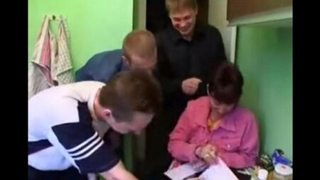 Русская мамаша и три парня одновременно