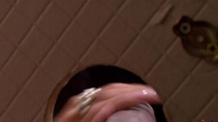 Красотка сосет член из дырки в туалете