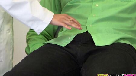 Пациент трахнул врачиху и медсестру