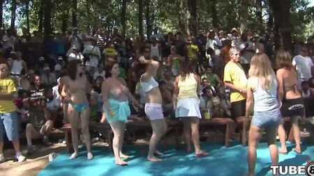 Молодые развлекаются в лесу