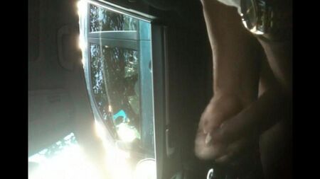 В публичных местах было интереснее дрочить свой член