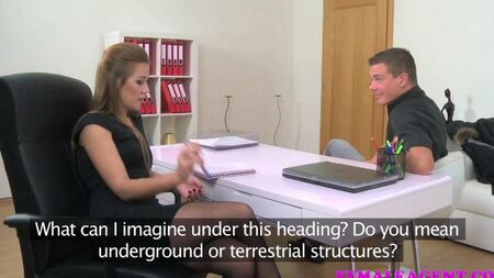 Мужчина на кастинге у женщины