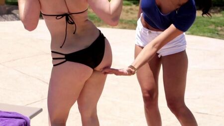 Поцелуи лесбиянок