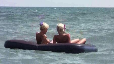 Голые на матрасе