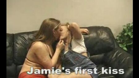 Беата с подружкой и страпоном