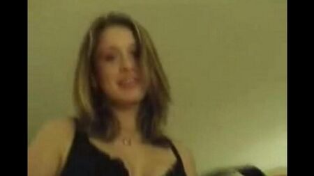 Нежно облизывает головку члена мужчине