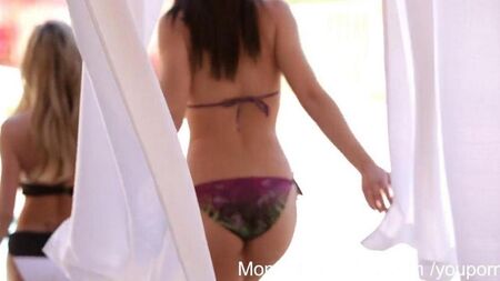 Девушка смотрит как парень трахается с ее мамой