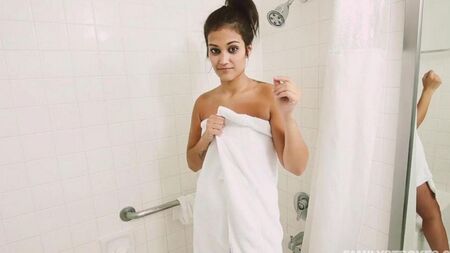 Обнаженная красотка в душе и секс от первого лица