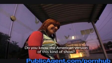 Парень берет интервью у шлюхи прямо на вокзале