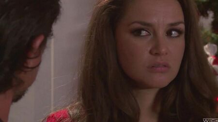 Праздничный секс парочки на диване