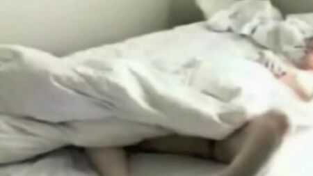 Скрытая камера в спальне засняла мастурбацию
