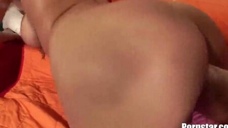 Она сосала и глотала у парня