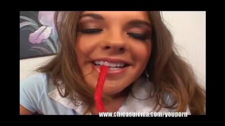 Красивую брюнетку парень сладко трахает в порно