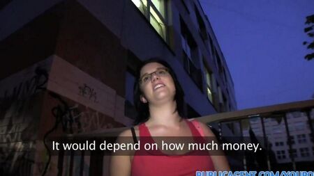 Жена устроила мужу подарок - стриптиз