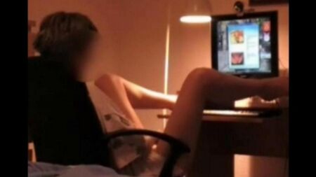 Перед вебкой выставила свою пизду на всеобщий обзор