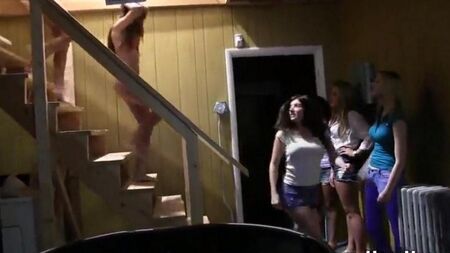 Посвящение студенток первокурсниц с раздеванием догола