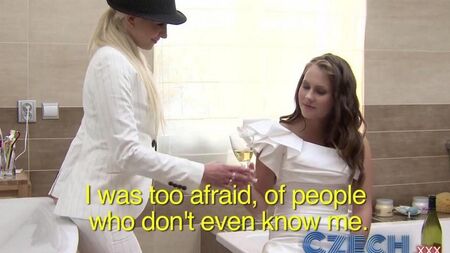 Свидетельница соблазнила пьяную невесту на лесбийский секс