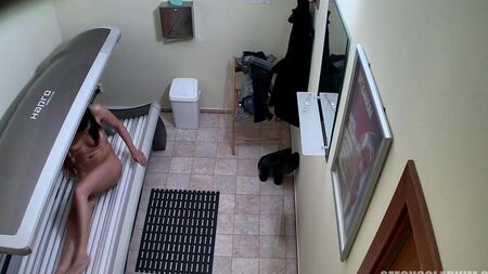 Скрытая камера в чешском солярии засняла голую клиентку