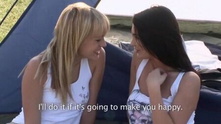 Горячие цыпочки на природе у палатки