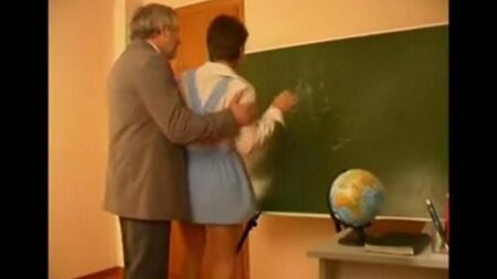 Старый учитель соблазнил и трахнул студентку