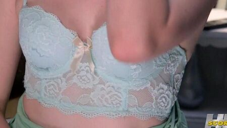 Сует пальцы в пизду