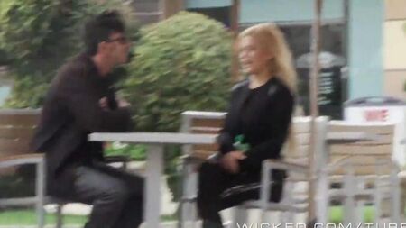 Блондинка отдалась прямо в авто