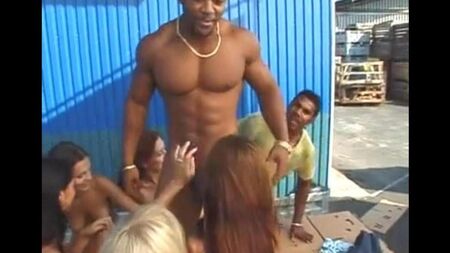 Оргия с неграми на публике