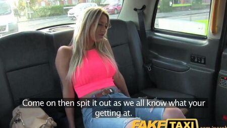 Парень трахается с девушкой на заднем сиденье машины