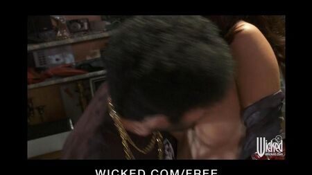 Горячий мужчина ебет всех подряд телок по несколько за день