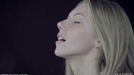 Анджелика кончает на члене своего друга