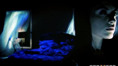 Брюнетка проснулась от страшного сна и захотела трахаться