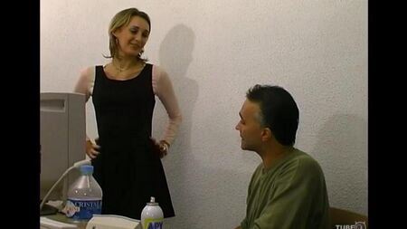 Пожилой брат трахнул младшую сестру