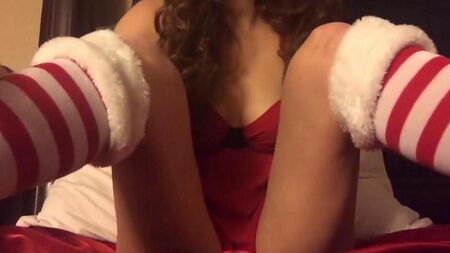 Новогодняя домашняя мастурбация с самотыком