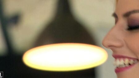 Красотка в чулках в попку дала