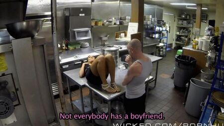 Телочка очень много работала и хотела расслабится