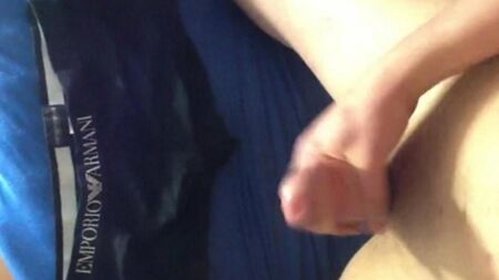 Дрочил член пока сперма не начала из него вылетать