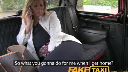 Секс в машине с блондинкой