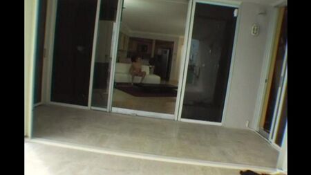 Развлекается с девушкой в отеле