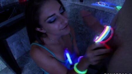 Девушка подрочила парню член