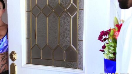 Соблазнила силиконовыми сиськами и напросилась на большой черный член