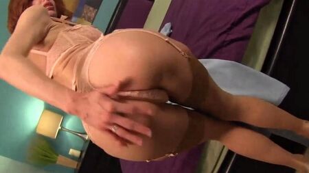 Видео-урок от милфы: как девушки должны дрочить члены своим парням