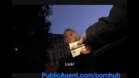 Встретил девушку на улице и тут же потащил ее в постель