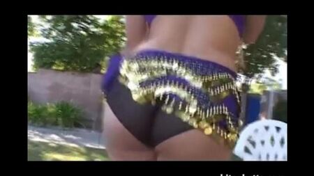 Сосет сосок и вставляет в киску