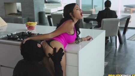 Изменяет с грабителем у мужа за спиной