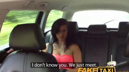 Девушка расплатилась в такси своим телом