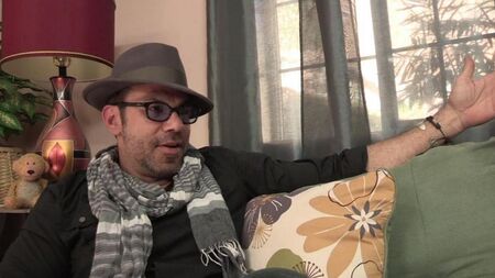 Сосет сидя на унитазе