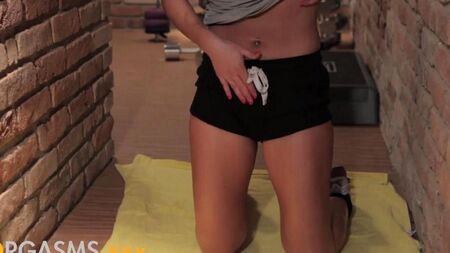 Девушка доводит себя до оргазма пальцами